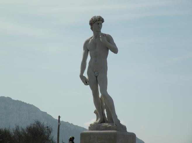  statue d'ephèbe, rond-point du Prado
